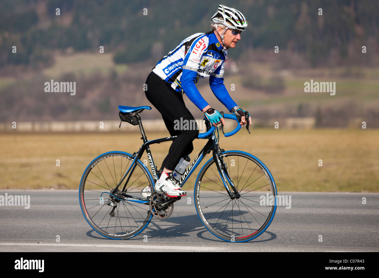 Agile Senior Radfahren, Weer, Nord-Tirol, Österreich, Europa Stockfoto