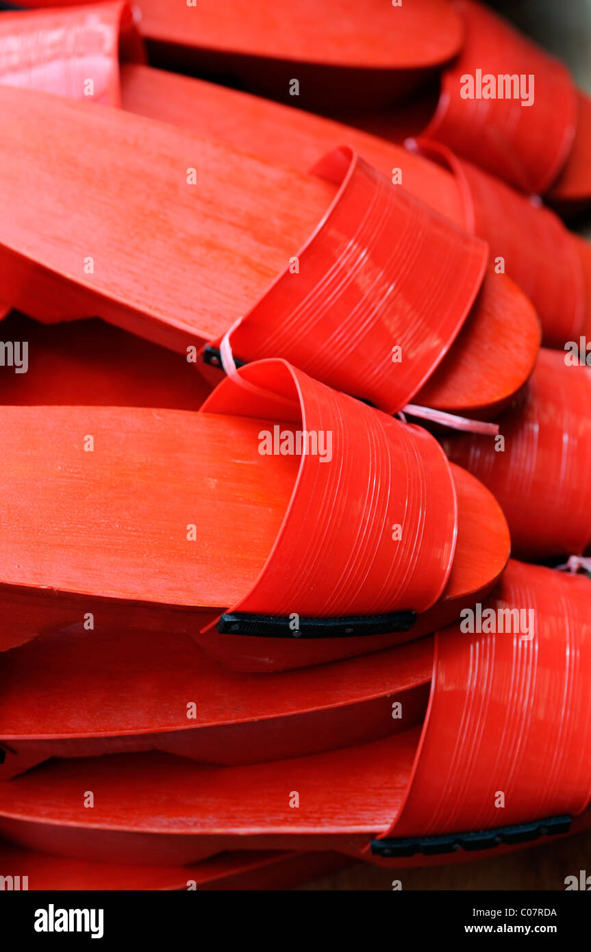 rote Sandale Sandalen Schuhe Schuhe auf Verkauf Stall Jalan Petaling Straße Markt Kuala Lumpur KL Stockfoto