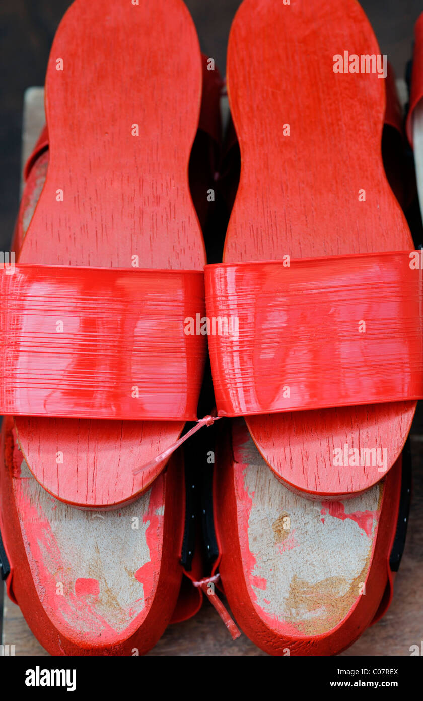 rote Sandale Sandalen Schuhe Schuhe auf Verkauf Stall Jalan Petaling Straße Markt Kuala Lumpur KL Stockfoto