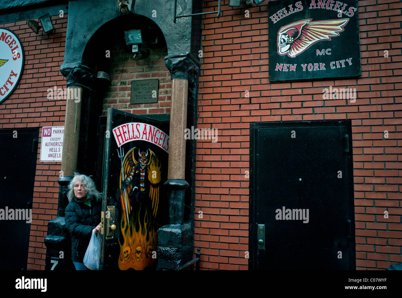 Eine Frau blickt hinter die Tür von der New Yorker Lower East Seite Sitz des Hells Angels Motorcycle Club-Hauses Stockfoto