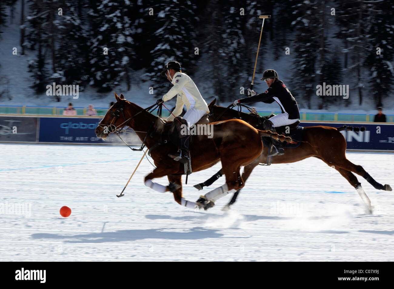 Polo-Spieler jagen den Ball, Team Maserati gegen Team Brioni, 26. St. Moritz Polo World Cup on Snow, St. Moritz Stockfoto