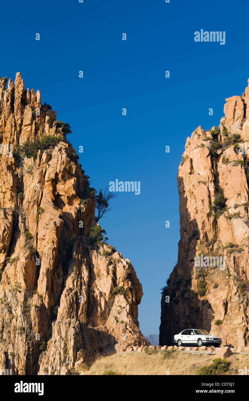 Straße durch roten Felsen, Calanche de Piana, Golf von Porto, Korsika, Frankreich, Europa Stockfoto