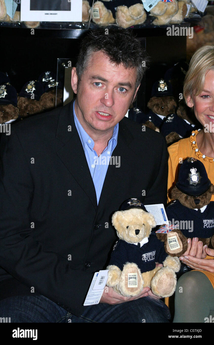 Shane Richie tragen Bobby bei Hamleys zugunsten von Kindern, die Opfer von Straftaten London, England - 20.10.07 starten Stockfoto