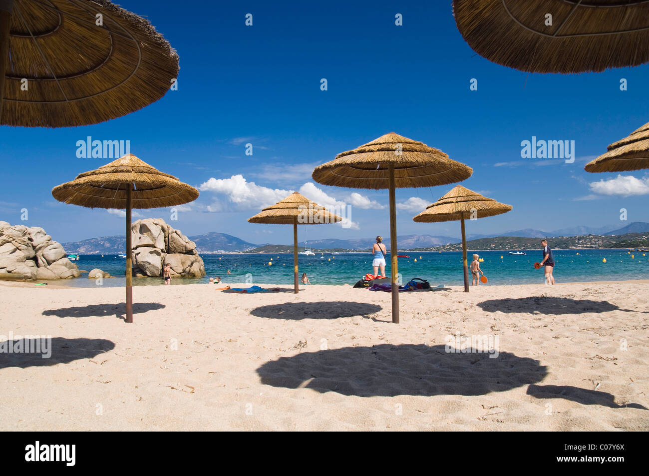 Sonnenschirme am Strand Plage de Verghia, Golf von Ajaccio, Korsika, Frankreich Stockfoto