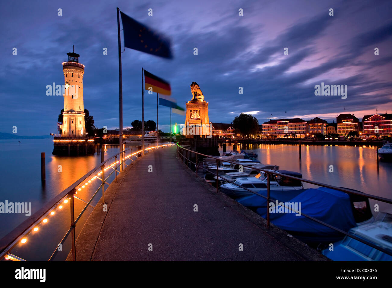 Hafeneinfahrt Lindau im Abendlicht kurz nach Sonnenuntergang, Leuchtturm und der bayerische Löwe Skulptur, Bodensee Stockfoto