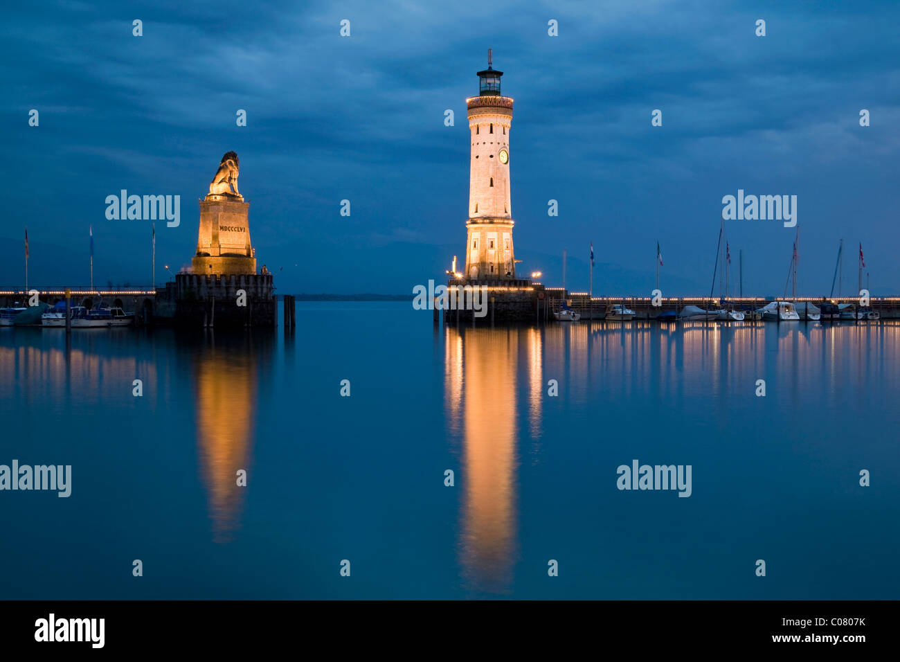 Hafeneinfahrt Lindau im Abendlicht in der Dämmerung, Leuchtturm und der bayerische Löwe Skulptur, Bodensee, Bayern Stockfoto