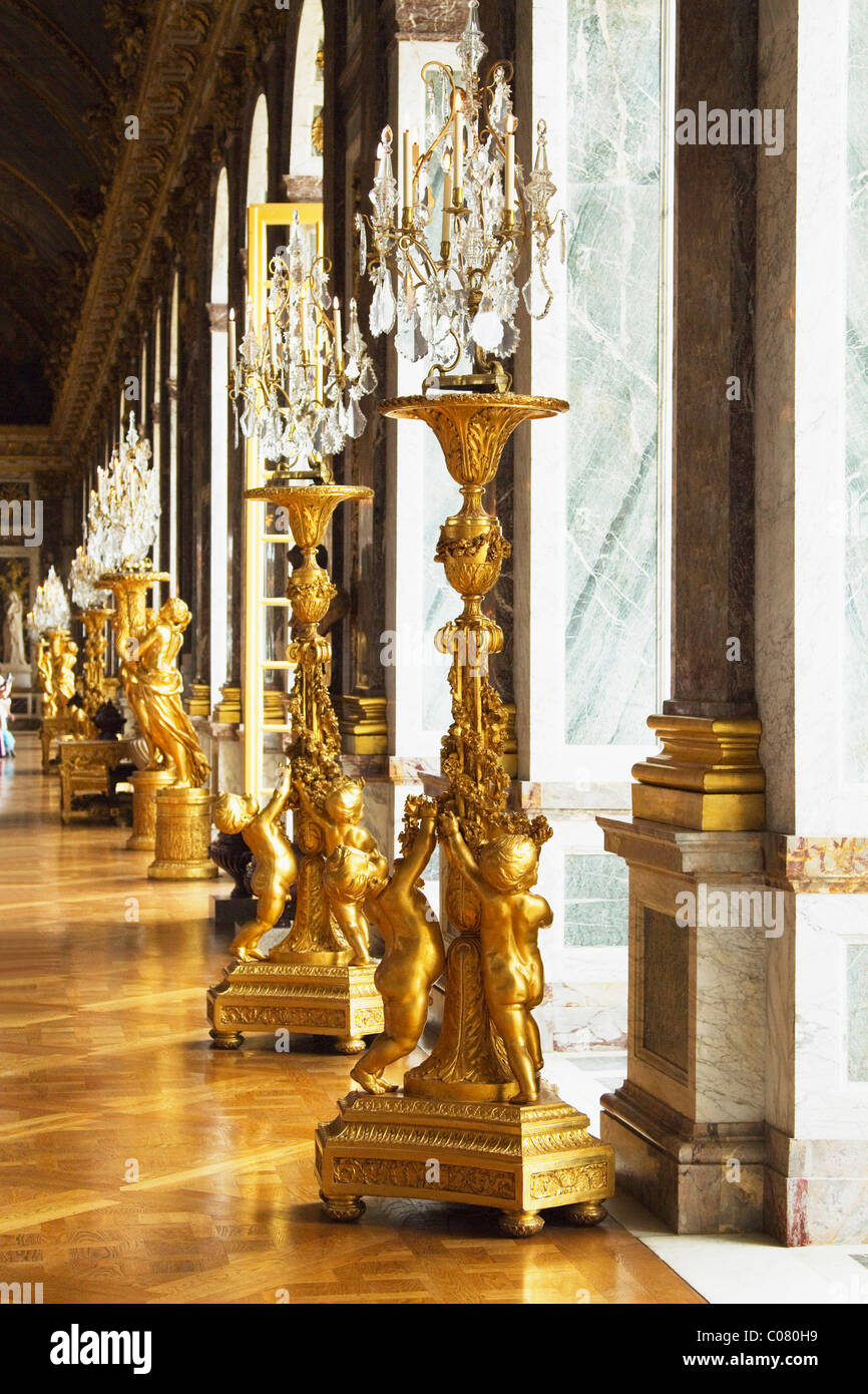 Statuen mit vergoldeten Lampen in einem Palast, Spiegelsaal, Chateau de Versailles, Versailles, Paris, Frankreich Stockfoto