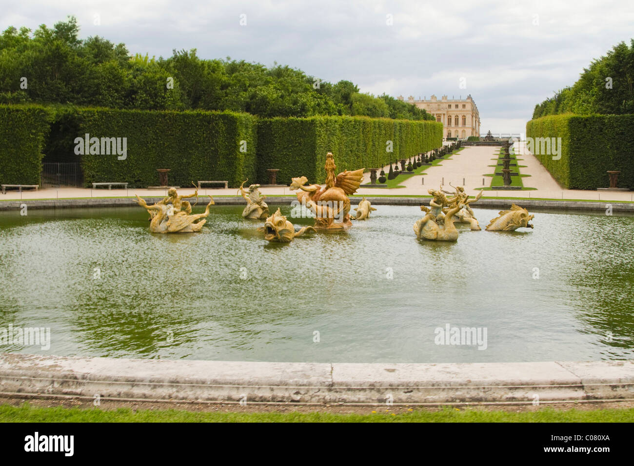 Statuen in einem Pool, Chateau de Versailles, Versailles, Paris, Frankreich Stockfoto