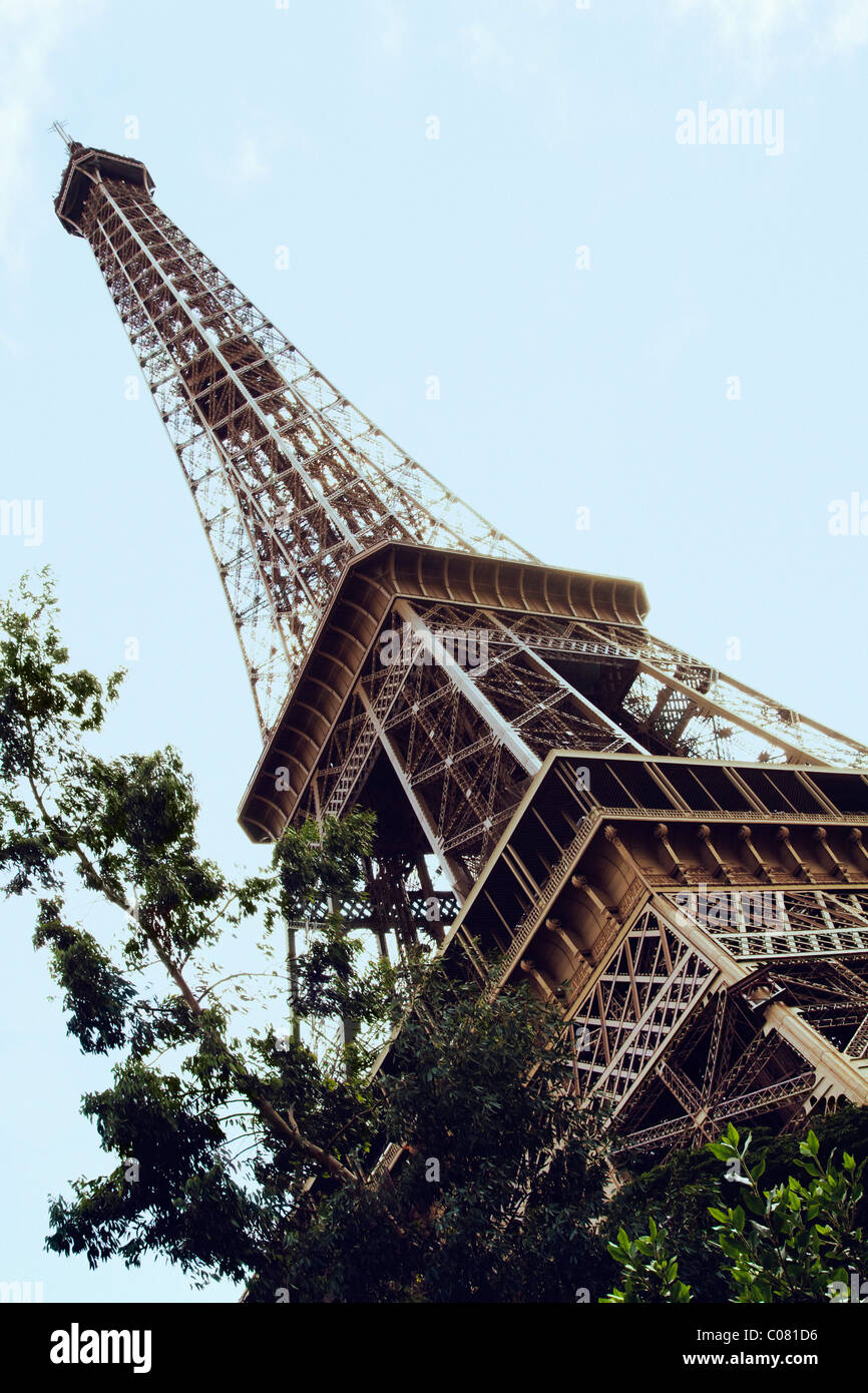 Niedrigen Winkel Blick auf einen Turm, Eiffelturm, Paris, Frankreich Stockfoto