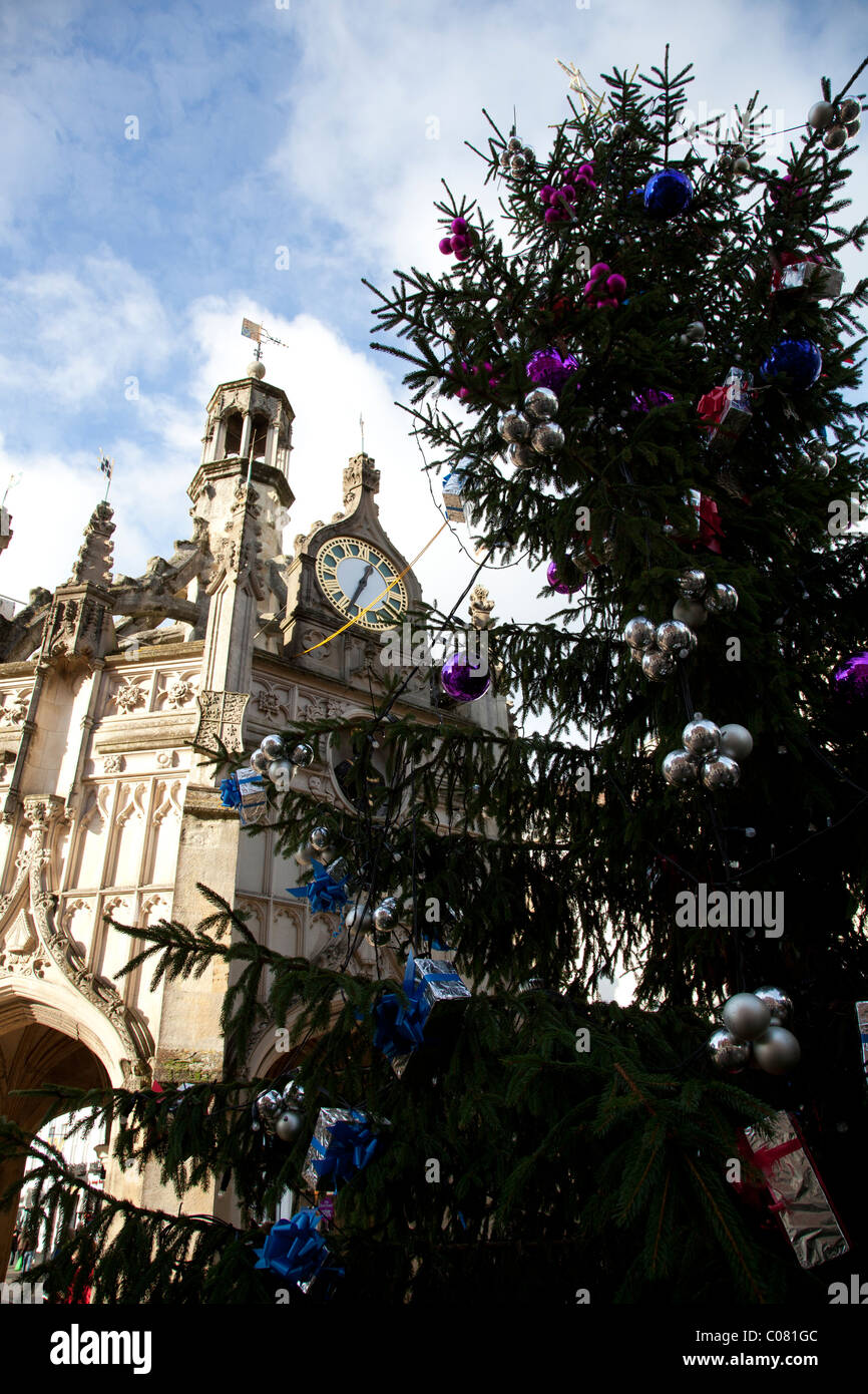 Ein geschmückter Weihnachtsbaum mit dem Chichester Kreuz im Hintergrund. Stockfoto