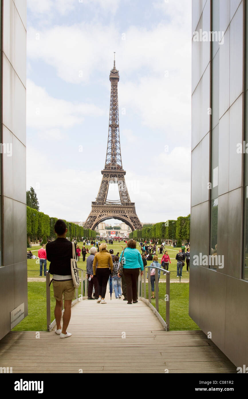 Niedrigen Winkel Blick auf einen Turm, Eiffelturm, Paris, Frankreich Stockfoto