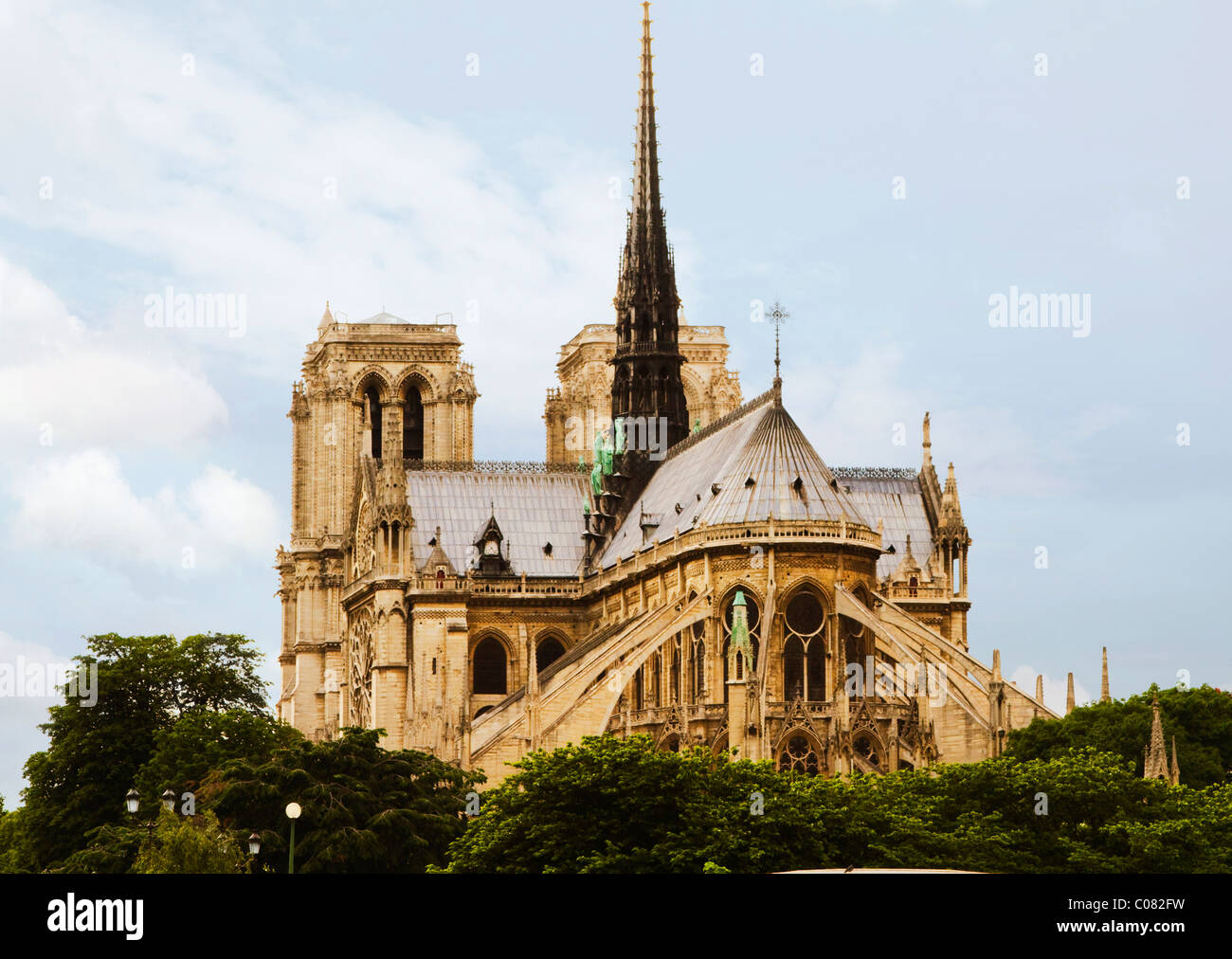 Niedrigen Winkel Ansicht einer Kathedrale, Notre Dame de Paris, Paris, Frankreich Stockfoto