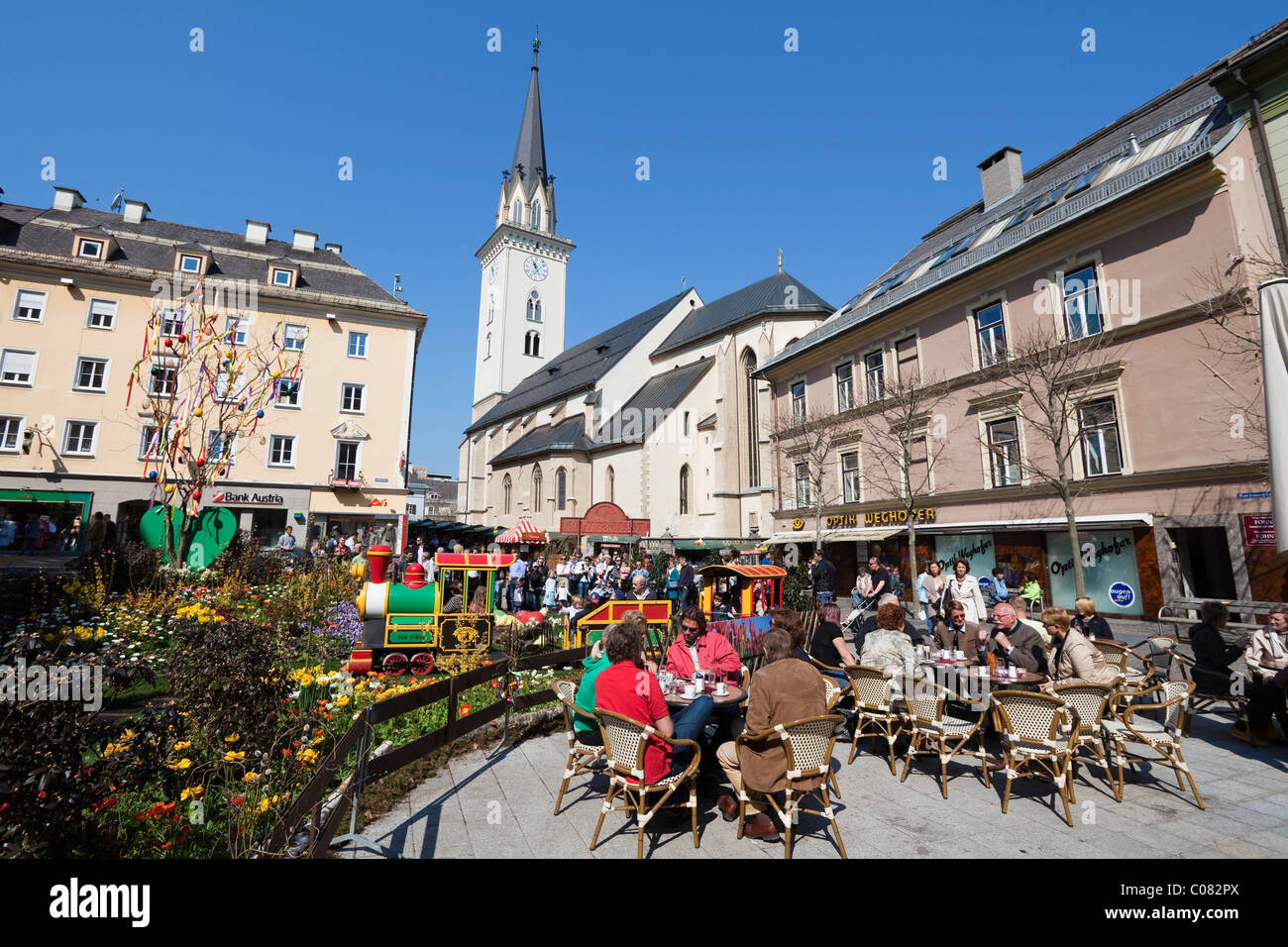 Rathausplatz-Platz, Pfarrkirche St. Jakob, Ostermarkt, Villach, Kärnten, Österreich Stockfoto