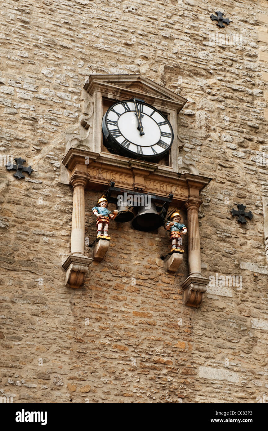 Niedrigen Winkel Blick auf ein Uhrturm, Carfax Tower, Oxford, Oxfordshire, England Stockfoto