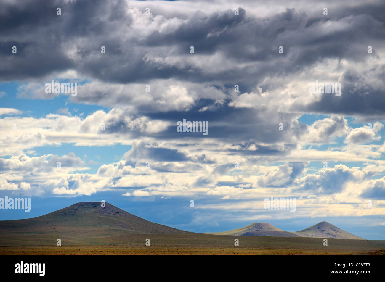 Drei konische Gipfel vor dramatischen Landschaft, Ushuaia, Feuerland, Patagonien, Argentinien, Südamerika Stockfoto