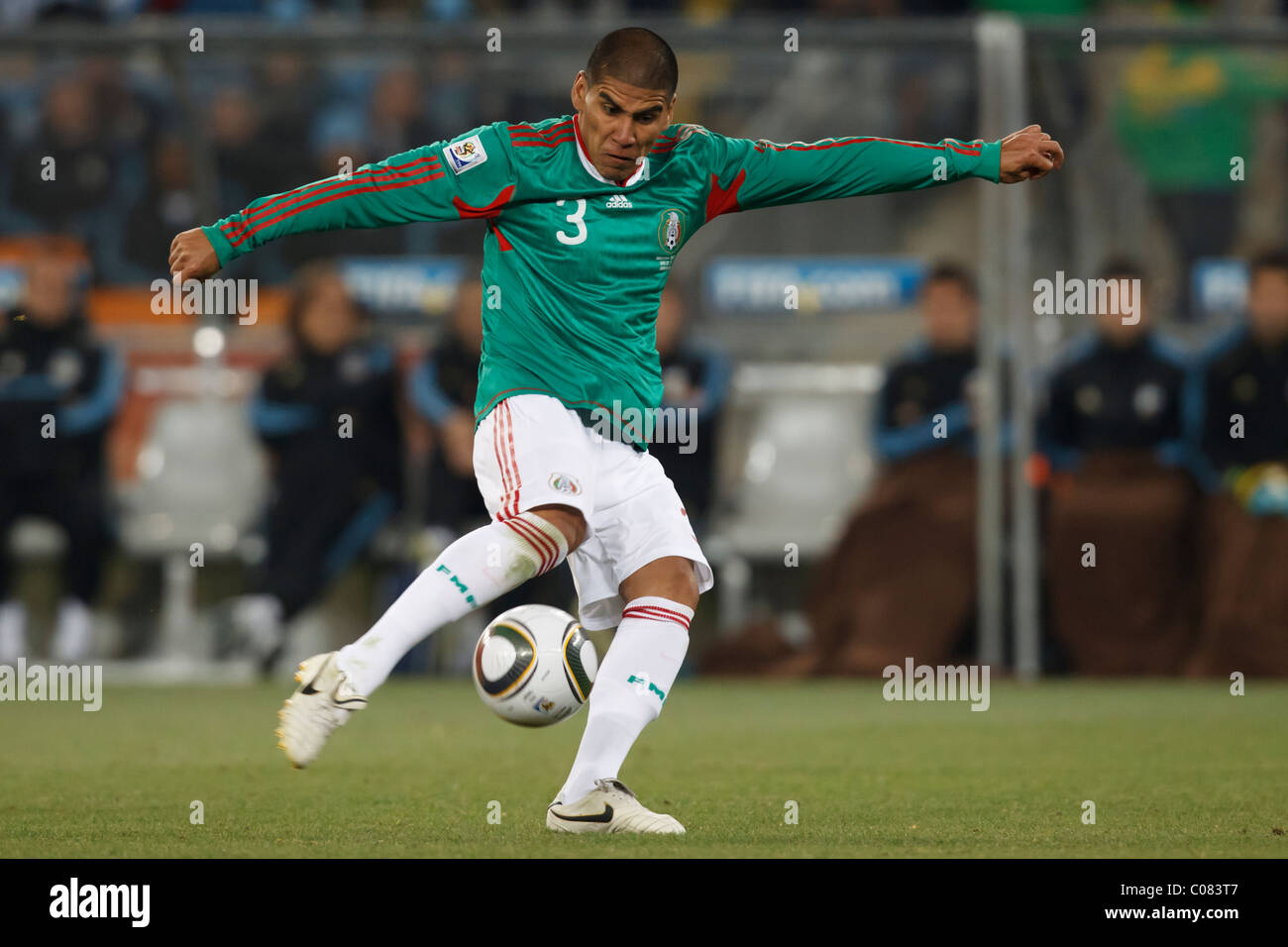 Carlos Salcido aus Mexiko tritt am 27. Juni 2010 im Soccer City Stadium in Johannesburg in Südafrika in einem Achtelfinale der FIFA Fussball-Weltmeisterschaft 2010 gegen Argentinien an. Nur redaktionelle Verwendung. Kein Pushing auf die Nutzung mobiler Geräte. Kommerzielle Nutzung verboten. (Foto: Jonathan Paul Larsen / Diadem Images) Stockfoto