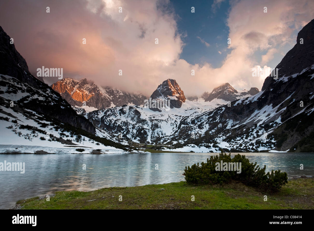 Seebensee-See im Abendlicht im Bereich von Mieming in der Nähe von Ehrwald und Zugspitzmassivs, Tirol, Austria, Europe Stockfoto