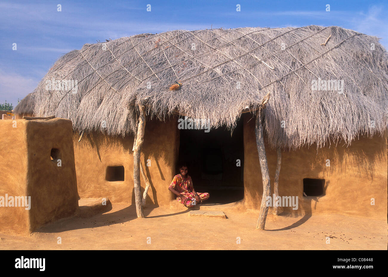 Kleines Mädchen vor traditionellen Haus, gemacht aus Kuhmist und Sand, mit Strohdach, Thar-Wüste, Rajasthan, Indien, Asien Stockfoto