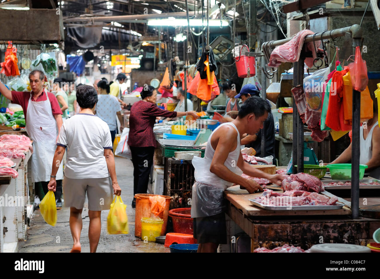 man Schnitt vorbereiten Vorbereitung Schweinefleisch in den überfüllten Markt Petaling Straße Kuala Lumpur Chinatown Malaysia malaysischen Chinesen Stockfoto