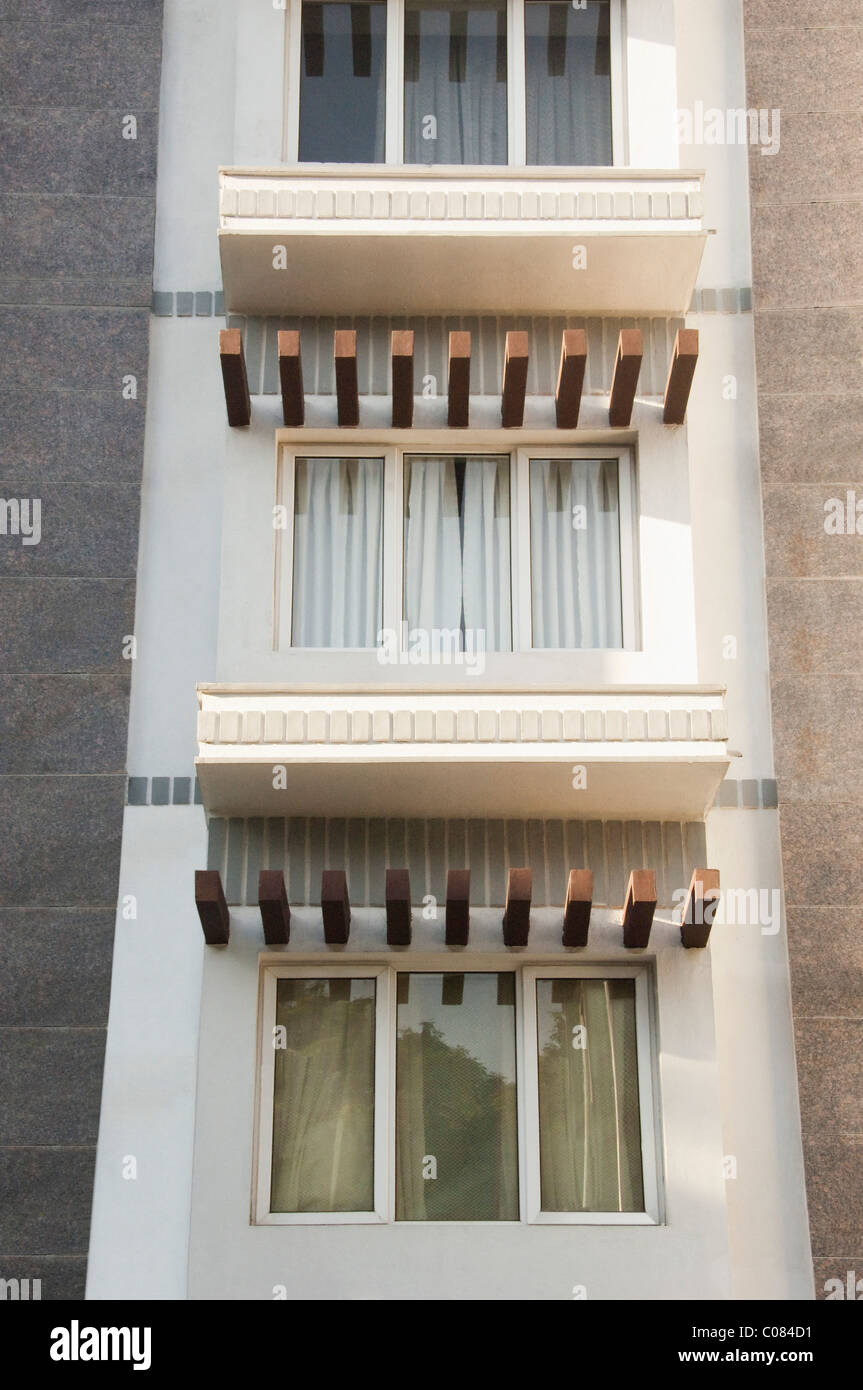 Niedrigen Winkel Ansicht der Fenster eines Gebäudes, Tirupati, Andhra Pradesh, Indien Stockfoto