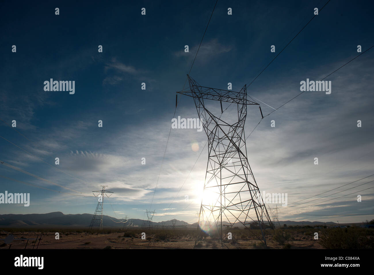 Strommasten in der Mojave-Wüste, Kalifornien, USA bei Sonnenuntergang. Stockfoto