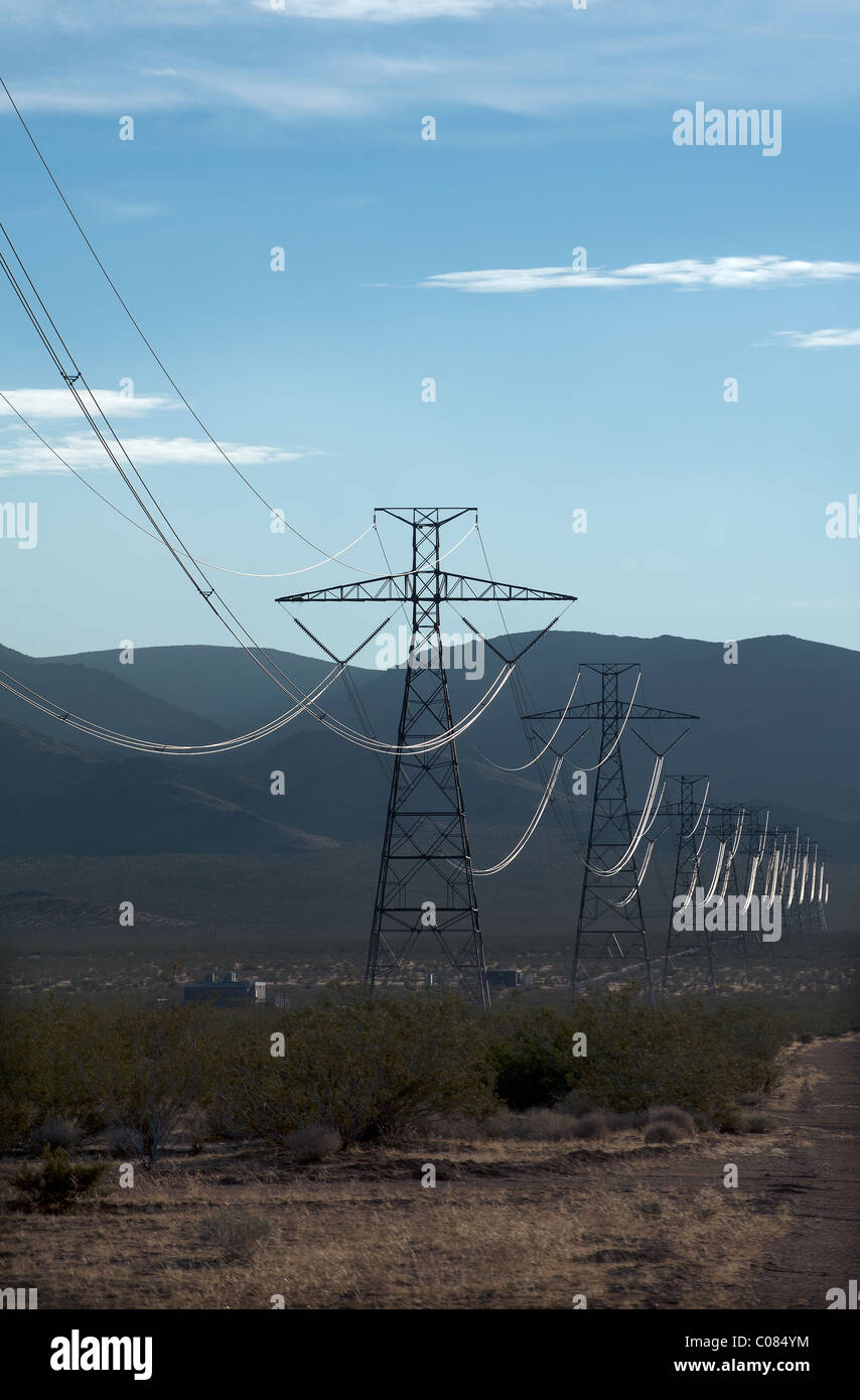 Strommasten in der Mojave-Wüste, Kalifornien, USA bei Sonnenuntergang. Stockfoto