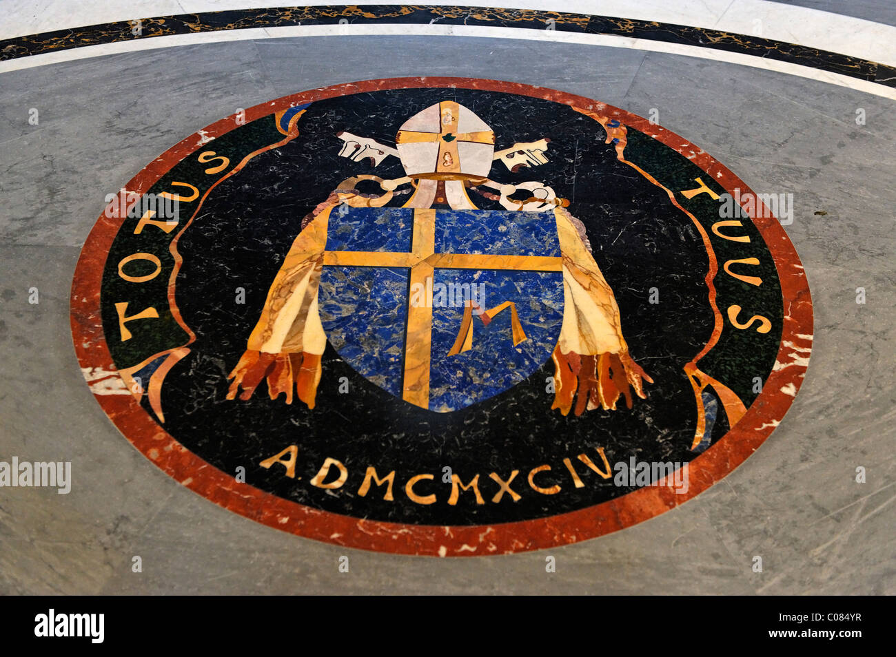 Wappen von Papst Johannes Paul II, Marmor-Inlay, St. Peter Basilika, Basilica di San Pietro, Vatikan, Rom, Italien, Europa Stockfoto