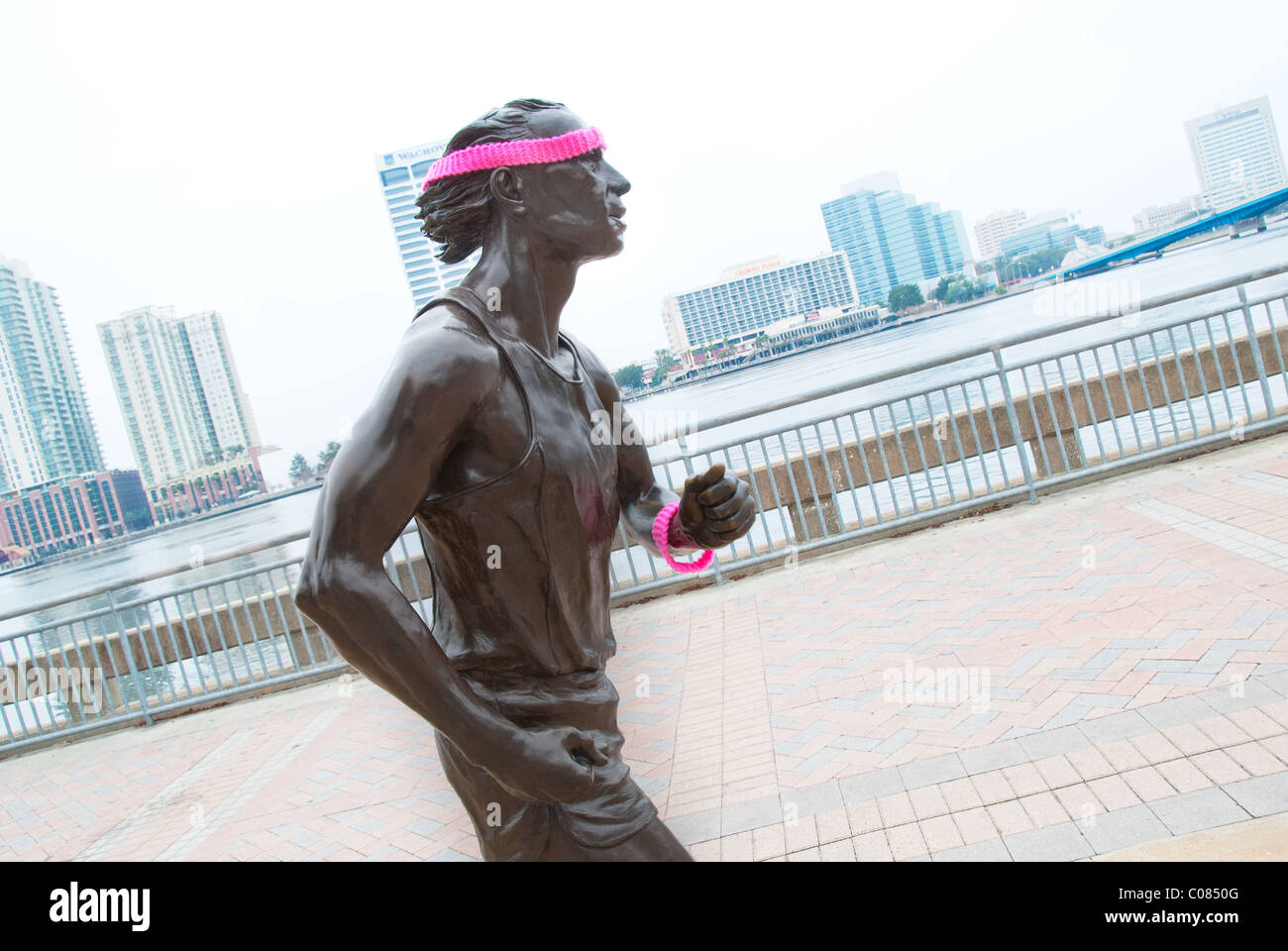 "River Runner" lebensgroße Bronze-Skulptur von Derby Ulloa, am Nordufer des St. Johns River in Jacksonville, Florida, USA Stockfoto