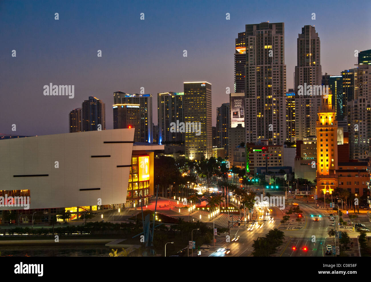 Nachtlichter von Biscayne Boulevard, American Airlines Arena und die Skyline von Miami, Florida, USA Stockfoto