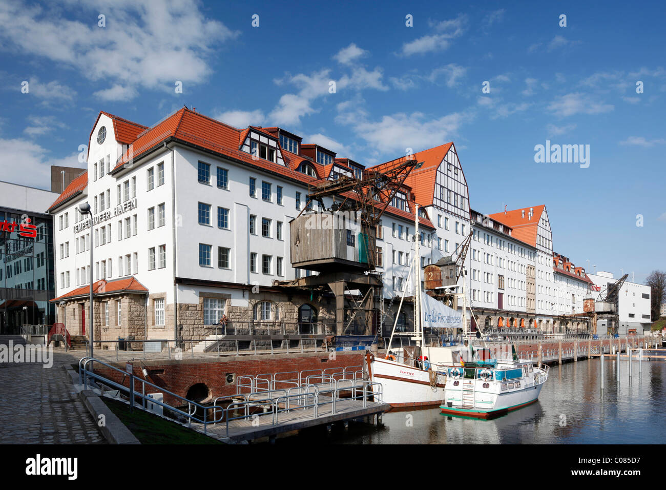 Lagerhaus am Hafen Tempelhof, jetzt verwendet als Einkaufszentrum und Bürogebäude, Tempelhof, Berlin, Deutschland, Europa Stockfoto