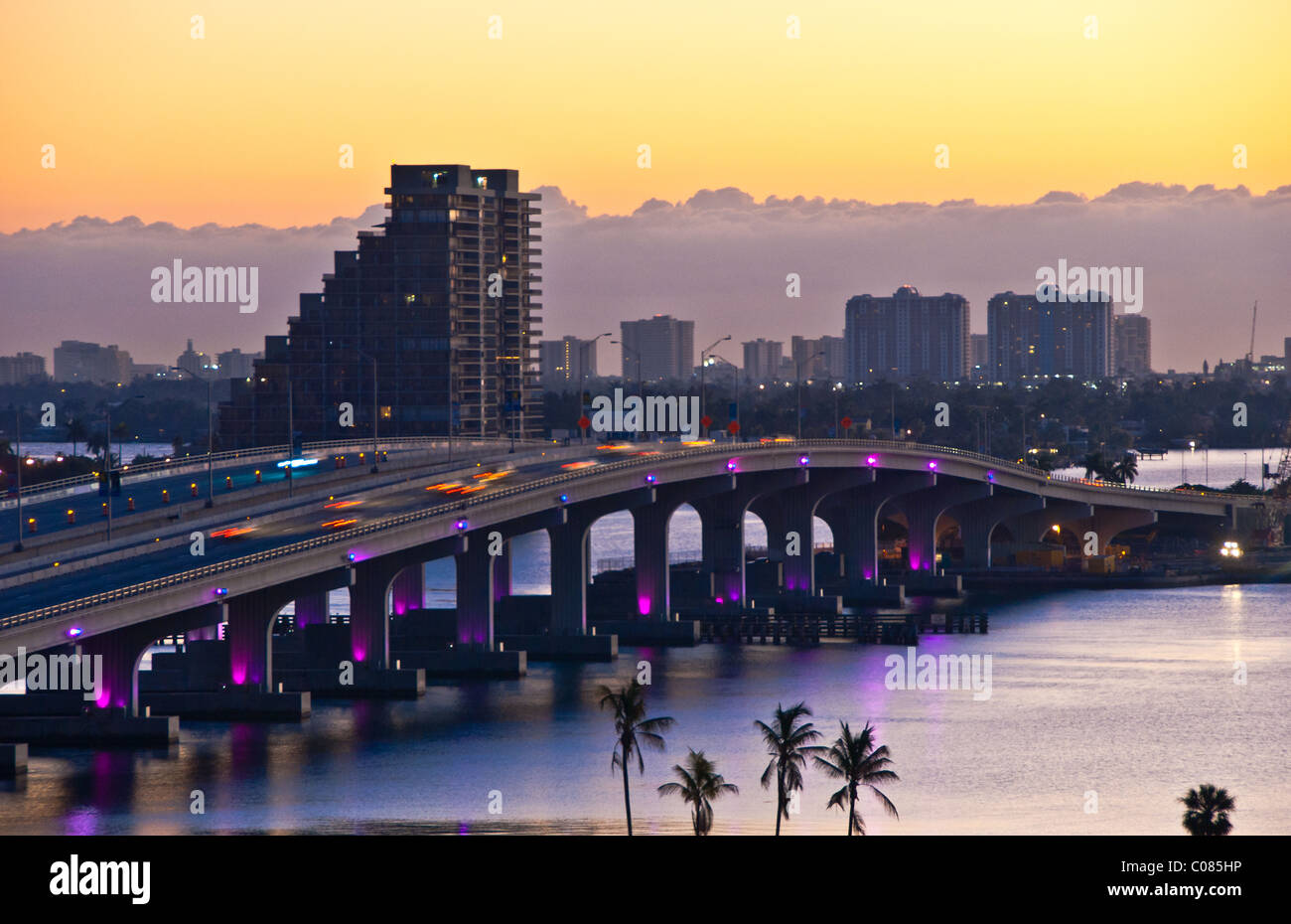 MacArthur Causeway (Interstate 395) über die Biscayne Bay bei Sonnenaufgang in Miami, Florida, USA Stockfoto