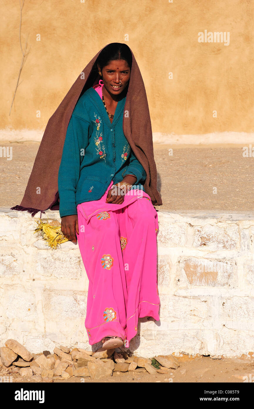 Junge indische Frau sitzt vor ihrem Haus, Thar-Wüste, Rajasthan, Indien, Asien Stockfoto