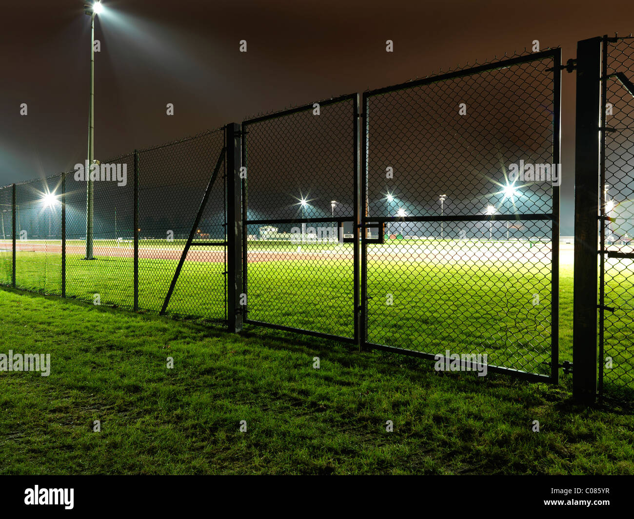 Sportplatz mit Flutlicht bei Nacht Stockfoto