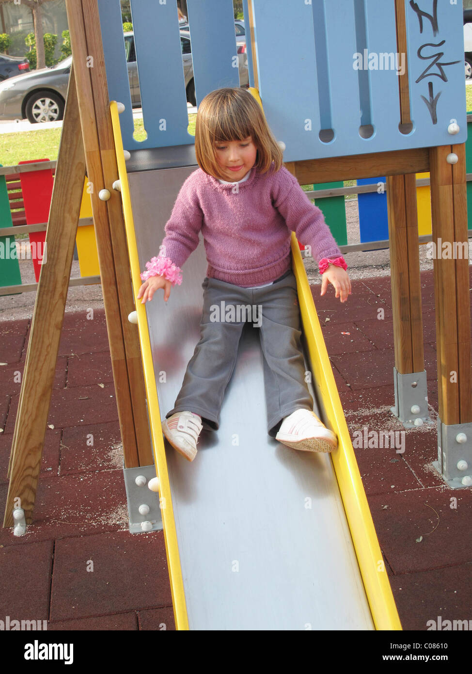 Drei und ein halb Jahre alten Kind auf rutschigen Folie auf Spielplatz Stockfoto
