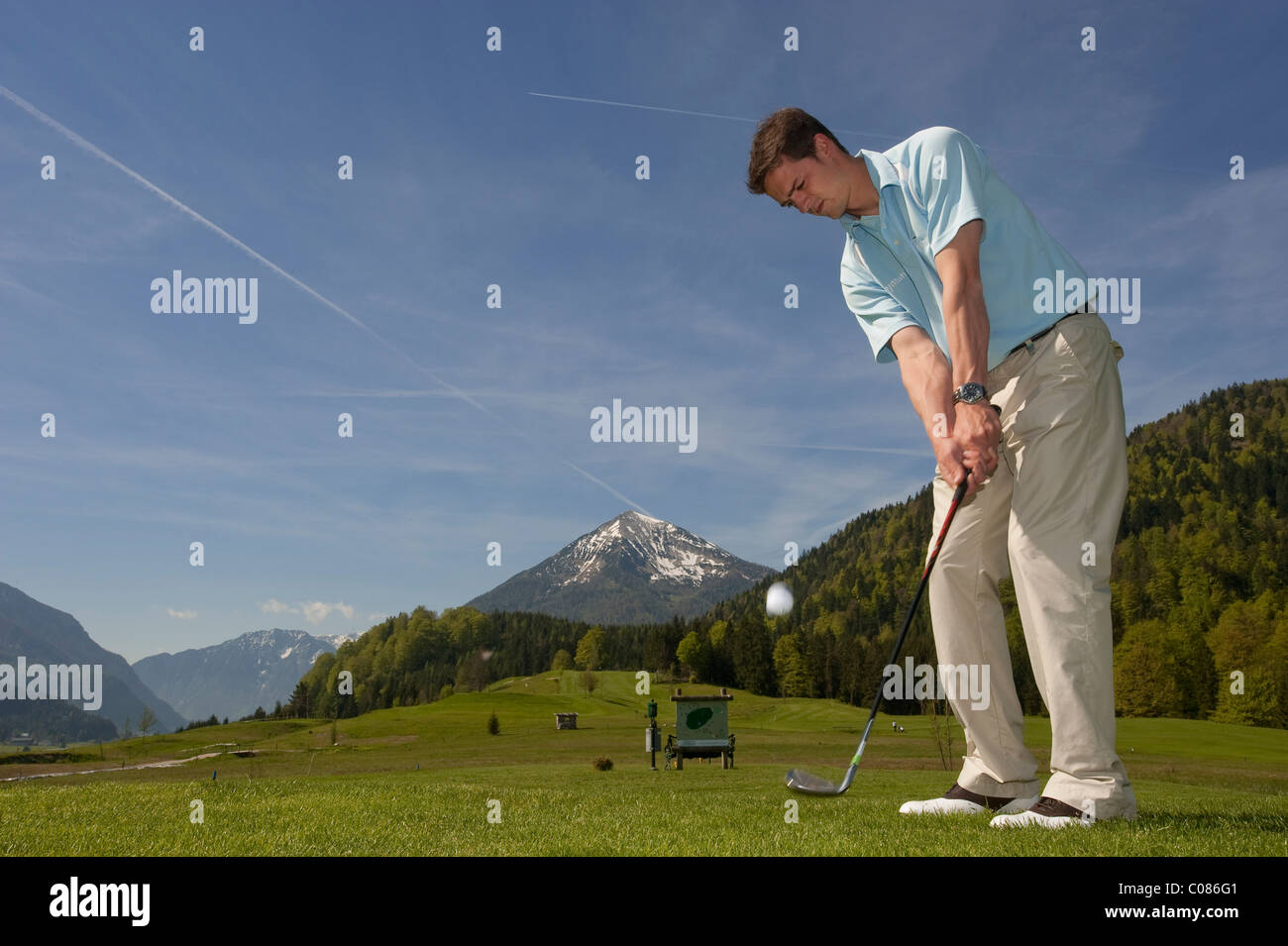 Golfspieler chipping auf alpiner Golfplatz, Achenkirch, Tirol, Austria, Europe Stockfoto