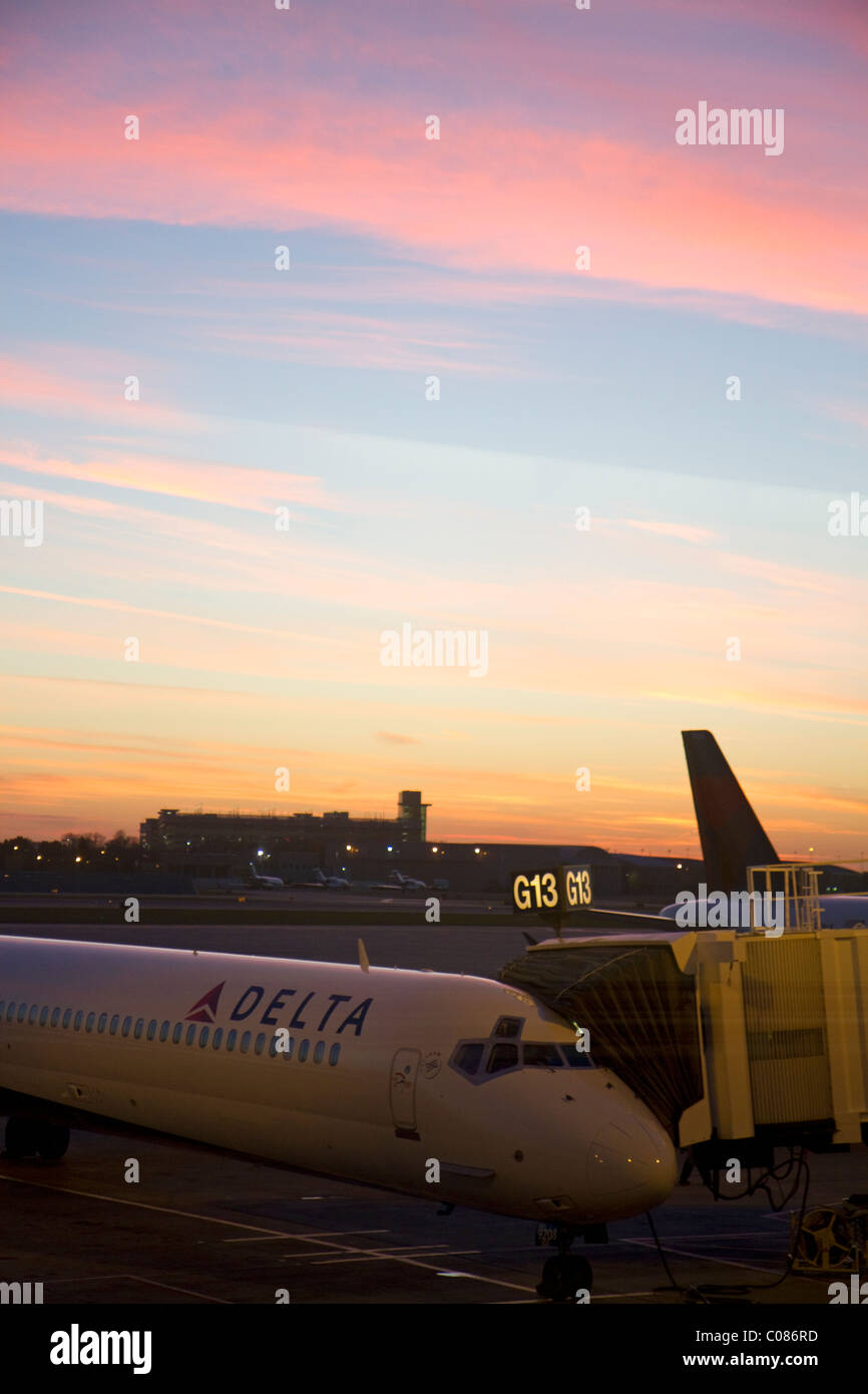 Delta-Verkehrsflugzeug während des Sonnenuntergangs an der Minneapolis-Saint Paul International Airport befindet sich in Fort Snelling, Minnesota, USA. Stockfoto