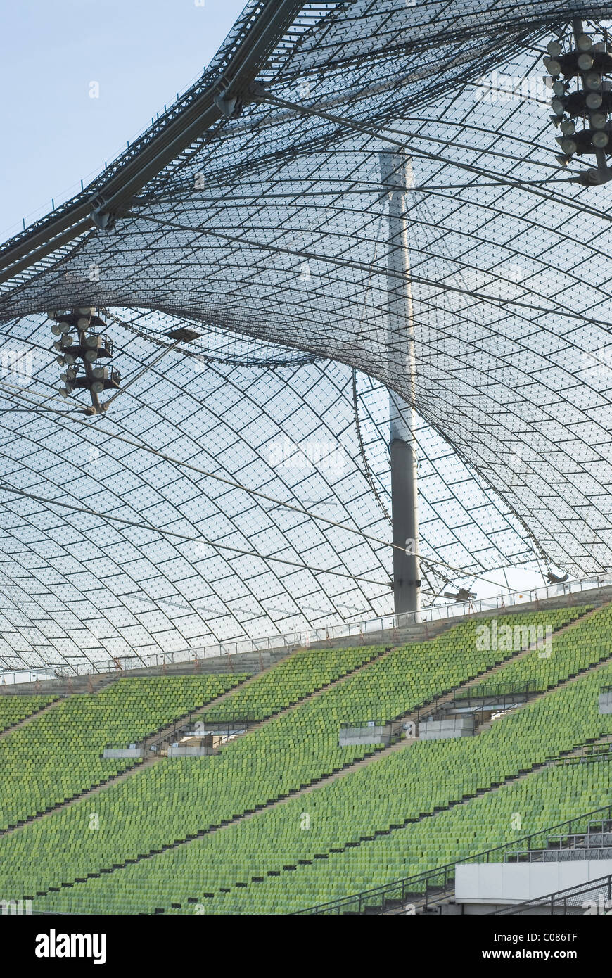 Leichtathletikstadion mit leeren Sitzreihen Stockfoto