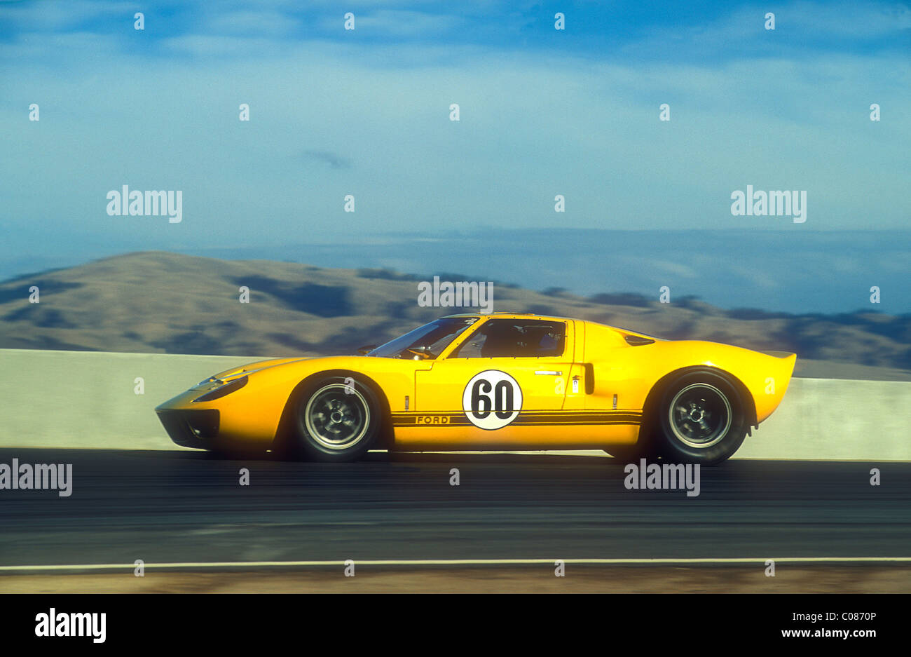 Ford GT40 Mk1 Rennen bei den Monterey Historic Rennen in Laguna Seca, Kalifornien 1990 Stockfoto