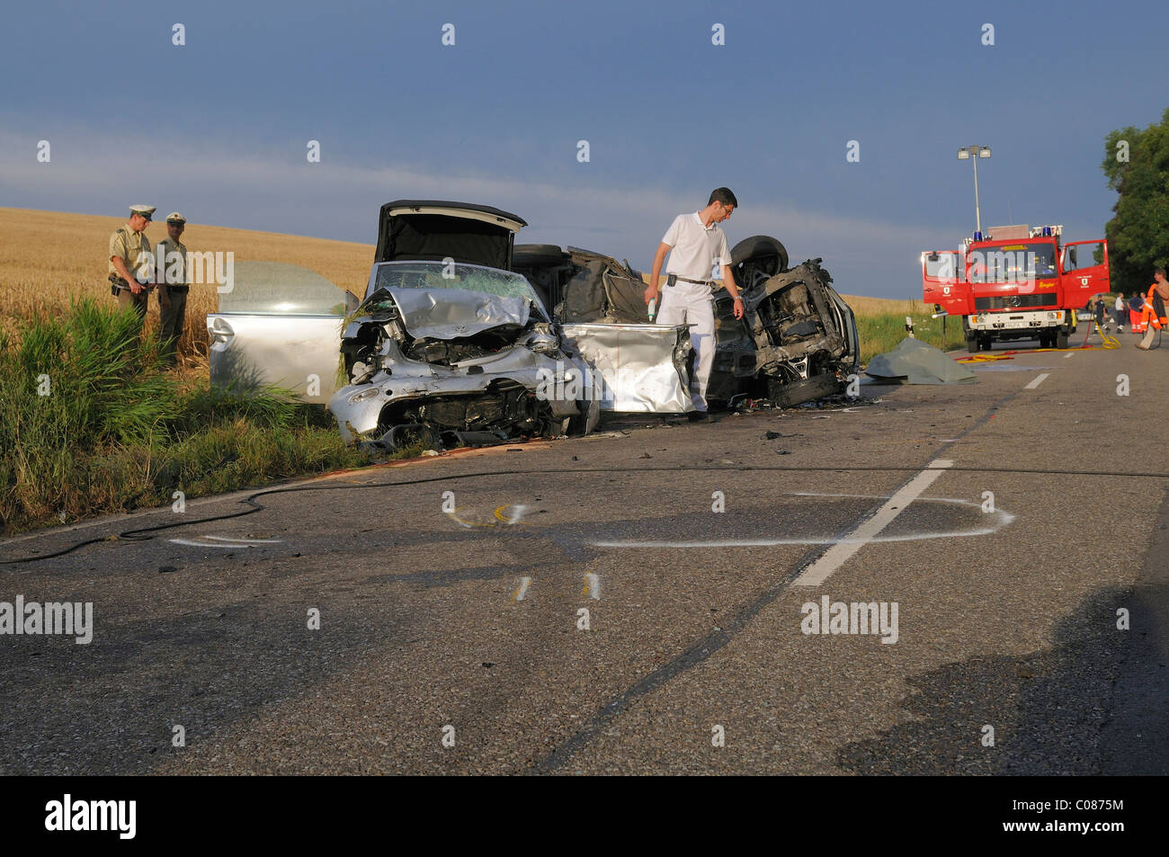 Zwei Autowracks nach einem Autounfall mit drei Toten, auf die B 39 Straße, Kirchardt, Baden-Württemberg, Deutschland, Europa Stockfoto