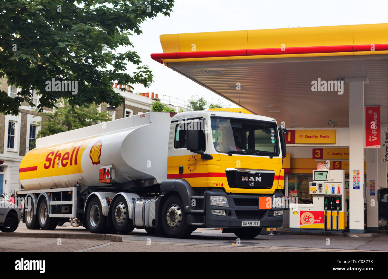 Tanker liefert eine Shell-Tankstelle. Stockfoto