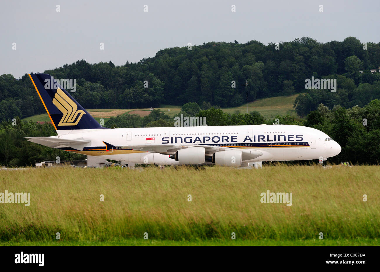 Der A380 von Singapore Airlines auf dem Weg zum Start vom Flughafen Zürich, Schweiz, Europa Stockfoto