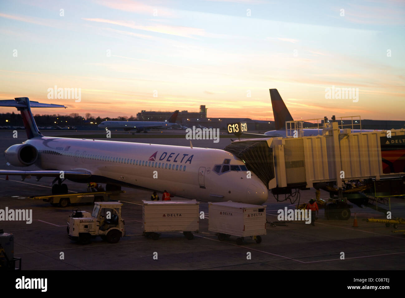 Delta-Verkehrsflugzeug während des Sonnenuntergangs an der Minneapolis-Saint Paul International Airport befindet sich in Fort Snelling, Minnesota, USA. Stockfoto