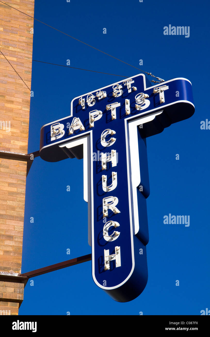 Leuchtreklame für die 16th Street Baptist Church befindet sich in Birmingham, Alabama, USA. Stockfoto