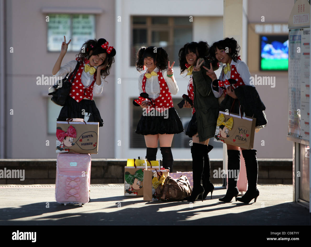 Japanische Mädchen gekleidet in Minnie Maus Kostüme Pose für ein Foto, Bahnhof Beppu, Kyushu, Japan. Stockfoto