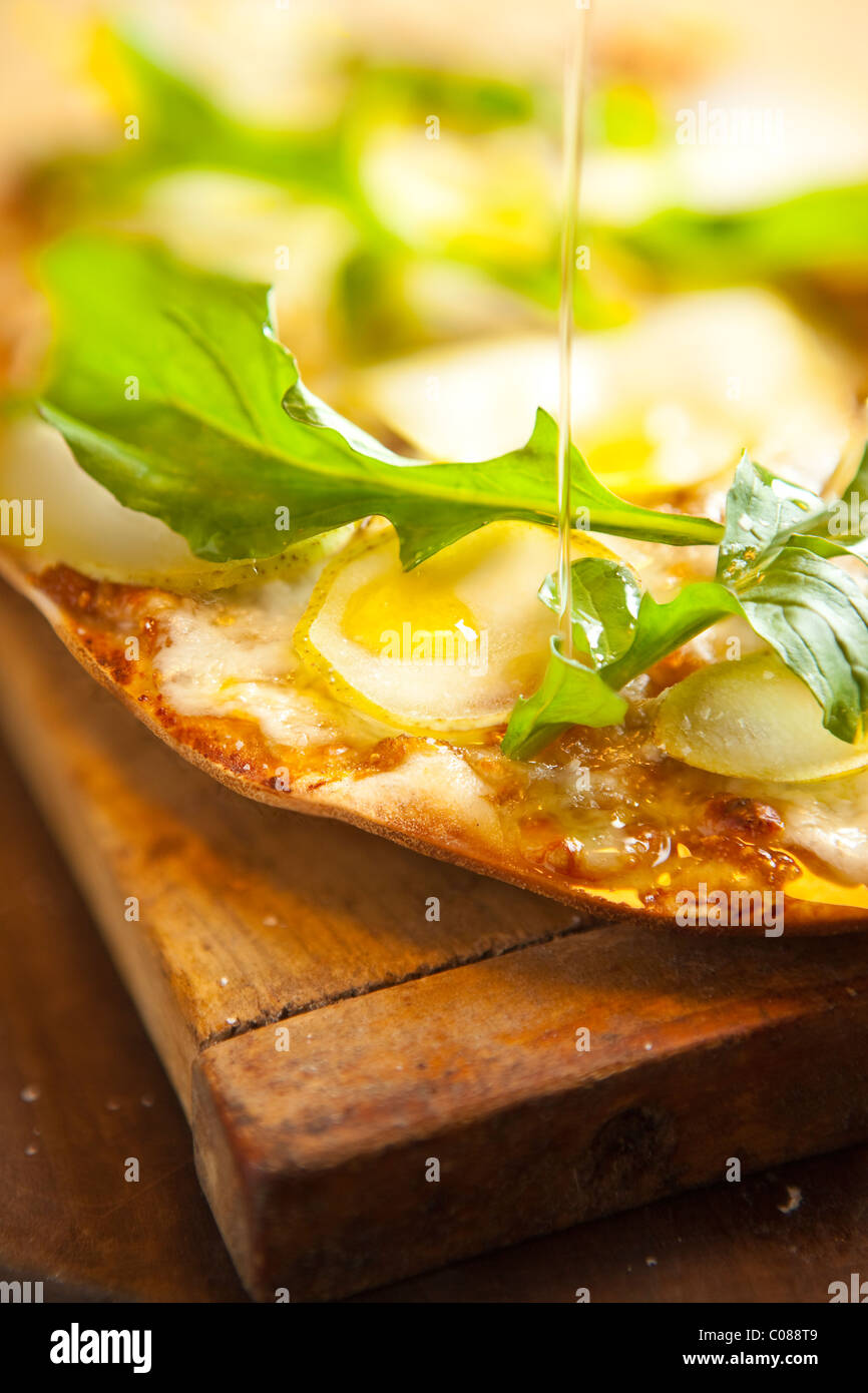 Dünne und knusprige Kruste Pizza mit Mozzarella, Ziegenkäse, Feigen zu ...