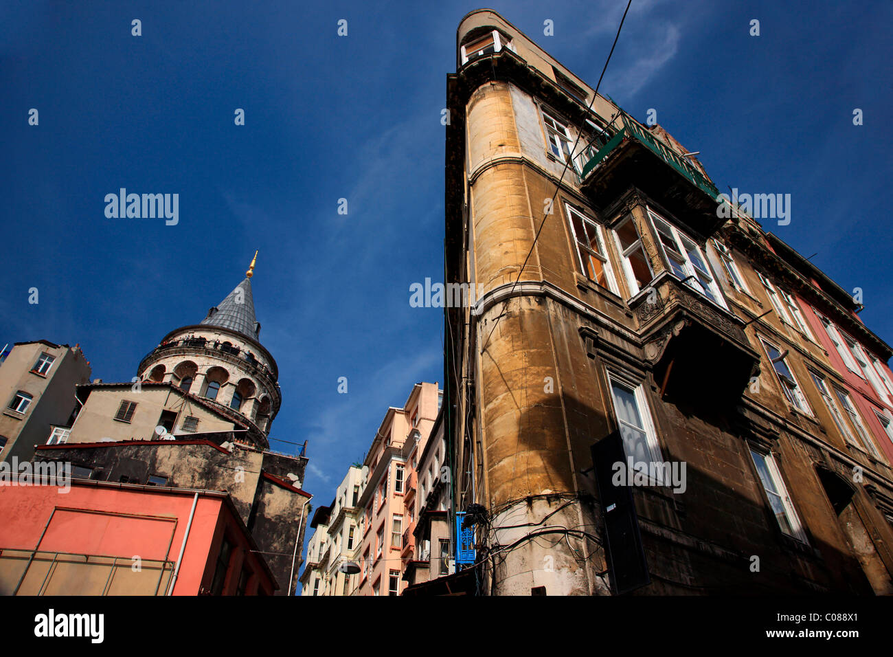 Nähert sich des Galata-Turms (auf der linken Seite), ein "Wahrzeichen" von Istanbul, Türkei. Stockfoto
