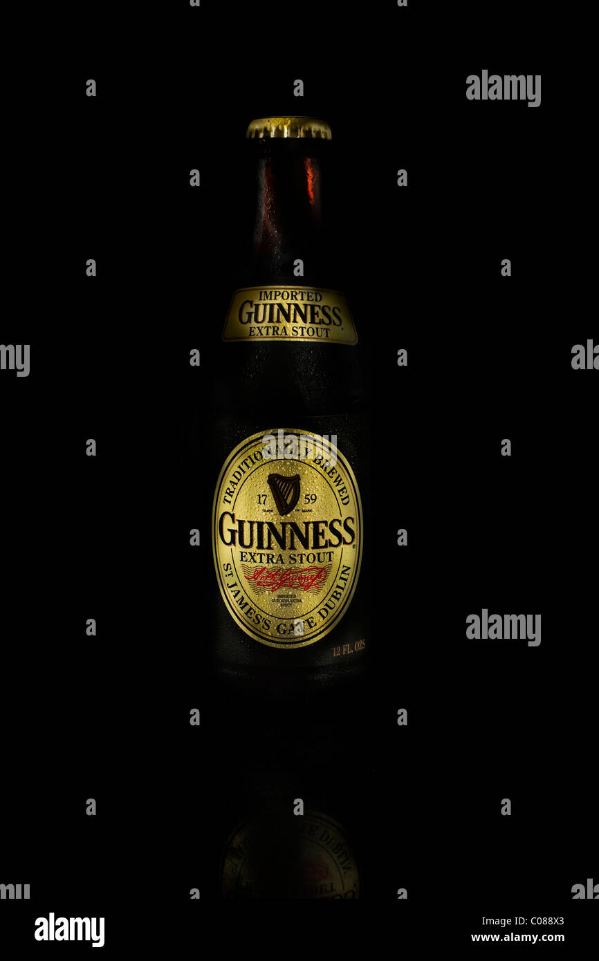 Eine Flasche Guinness Bier auf einem schwarzen Hintergrund. Stockfoto