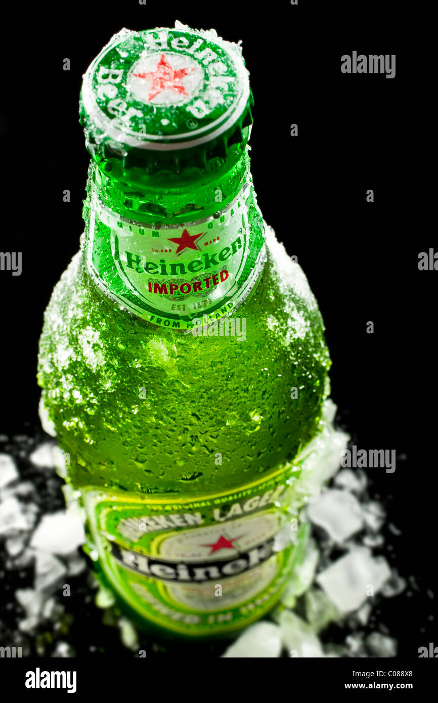 Eine Flasche Heineken Bier auf einem schwarzen Hintergrund. Stockfoto