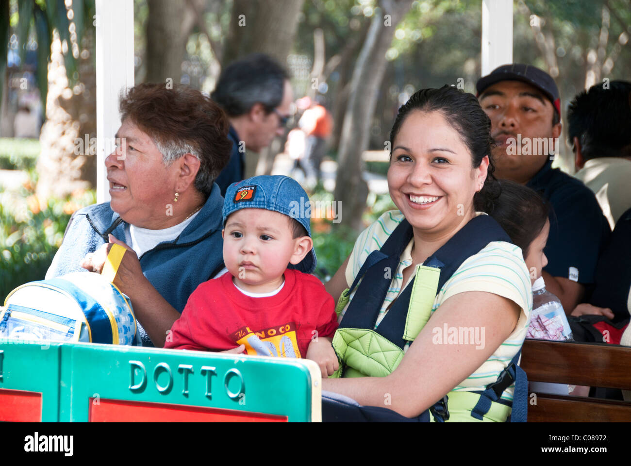 glückliche mexikanische Mutter mit ihrem kleinen Jungen & seines Großvaters genießen Spaß Familienausflug im Park trainieren Chapultepec-Park-Mexiko-Stadt Stockfoto