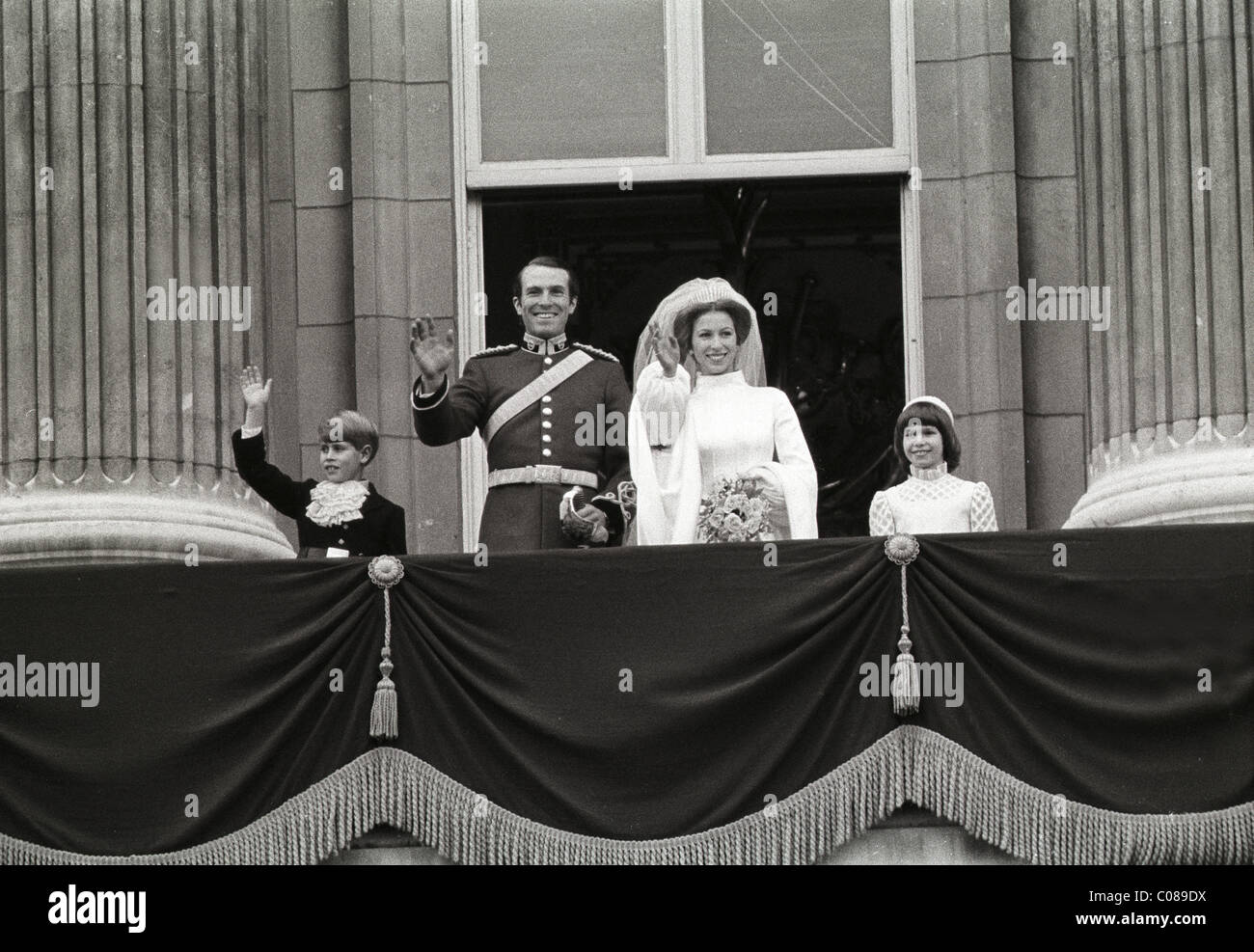 Prinzessin Anne und Mark Phillips auf dem Balkon des Buckingham Palace mit Prinz Edward und Lady Sarah Armstrong-Jones 1973 Stockfoto